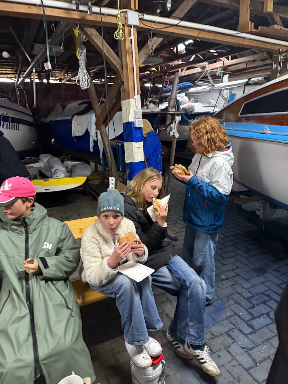 Sehr willkommener - weil trockener - Rückzugsort am Sonntag. Und Burger! Foto: Martin Kautz