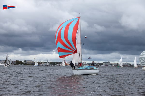 Rasmus - geschmeidig vom Pin-End gestartet - auf dem ersten Downwind. Foto: Antje Cordshagen