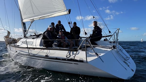 Lächeln im Gegenlicht: Kattaja mit Crew vor oder nach einem Rennen. Foto: Aidan Harker